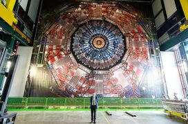 ´Managing Director Dipl.-Ing. Michael Kuttig in front of the CMS-detector (photo print in 1:1 scale